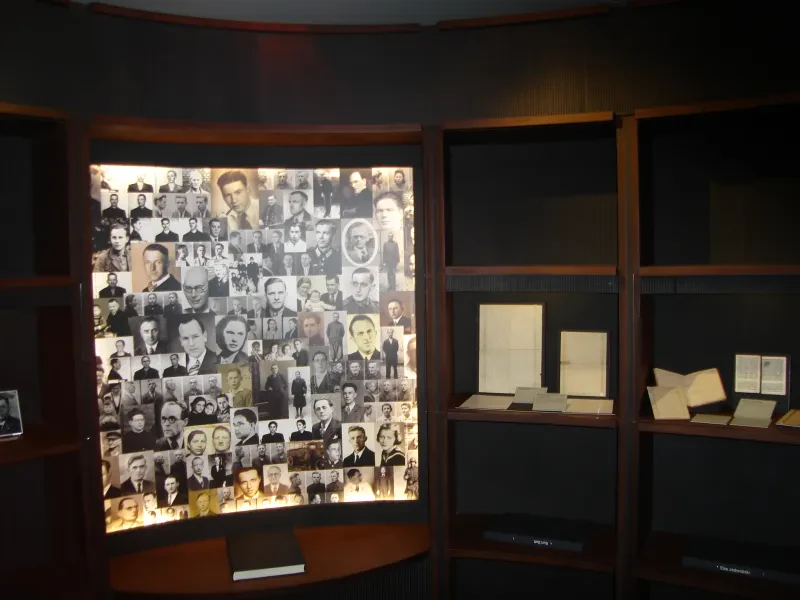 Gedenkraum in der Gedenkstätte Roter Ochse mit einer Fotocollage zahlreicher Hinrichtungsopfer.