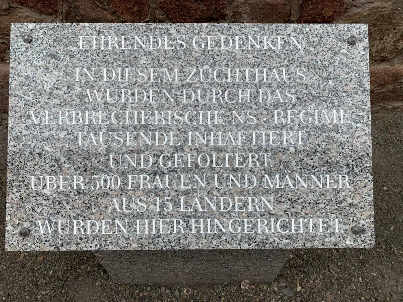 Gedenktafel für die im Zuchthaus „Roter Ochse“ inhaftierten und hingerichteten Verfolgten des Nationalsozialismus.