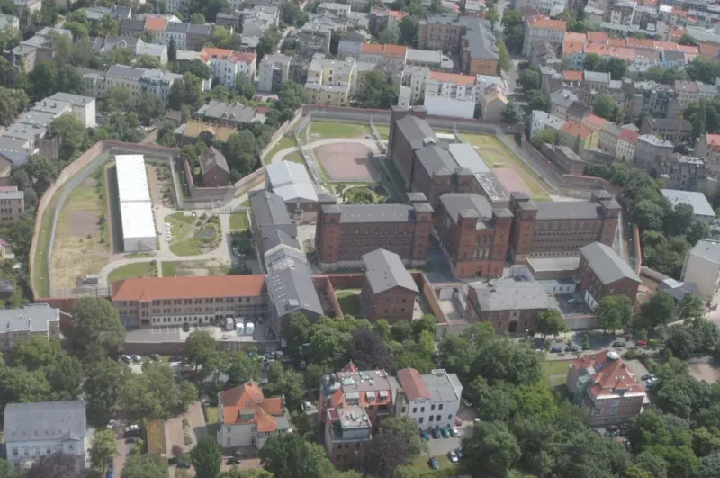 Luftaufnahme der Anlage der Haftanstalt „Roter Ochse“ Halle/Saale mit Gedenkstätte, 2004.
