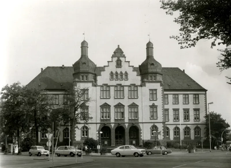 Gebäudes des Oberlandesgerichts Hamm, nach 1959. Vor dem Gebäude stehen Autos.