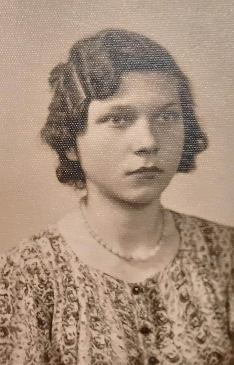 Portrait einer kurzhaarigen Teenagerin mit Perlenkette.