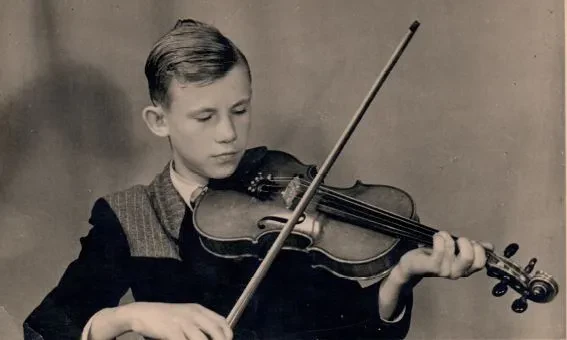 Ein Teenager spielt Geige.
