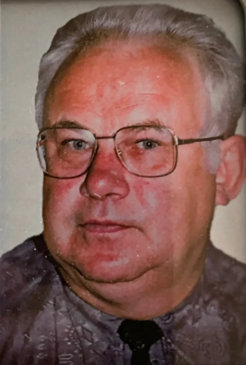 Portrait eines ca. 60jährigen Mannes mit Brille und Krawatte.