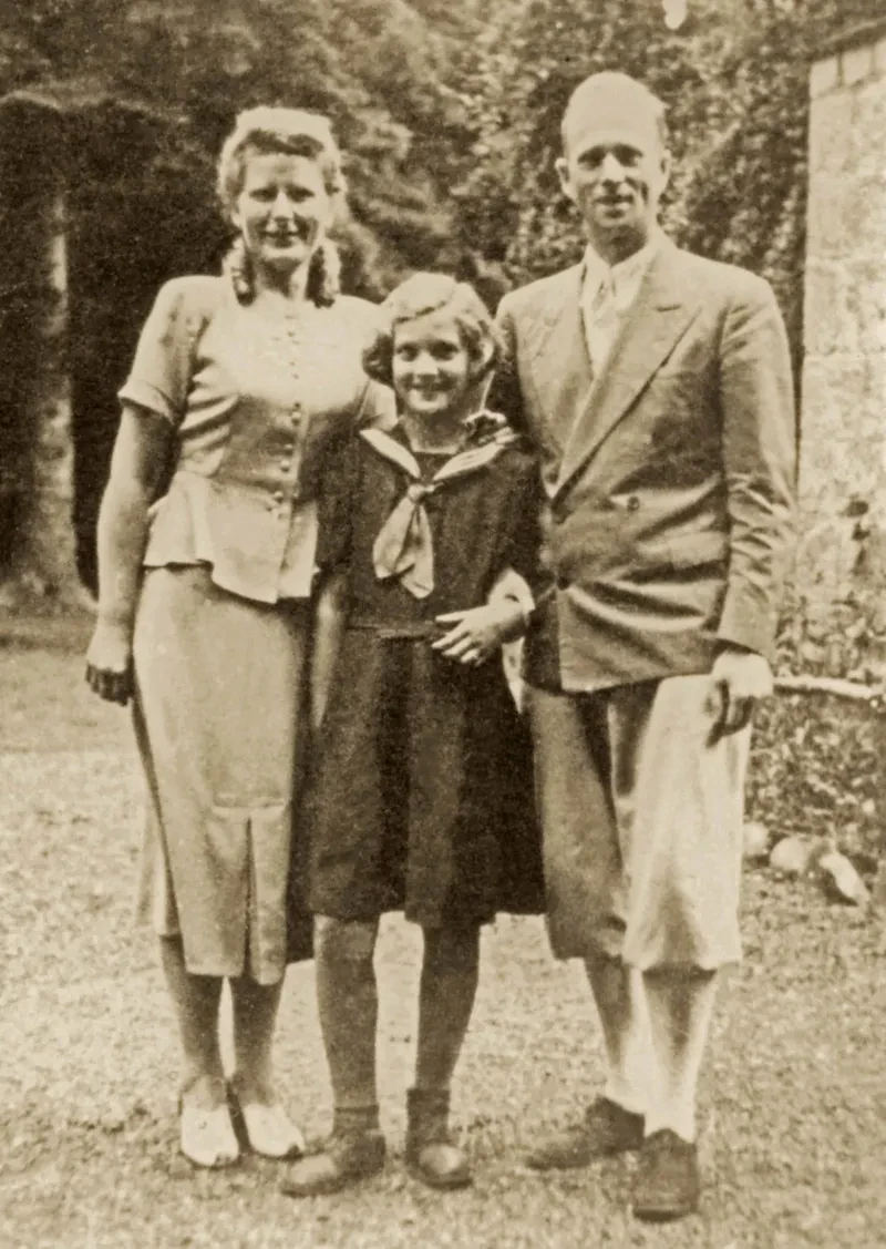 Familienbild, Mann (links) und Frau (rechts) und in der Mitte die Tochter.