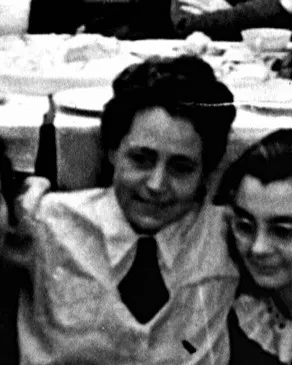 Bildausschnitt eines Fotos einer Gruppe Zeugen Jehovas aus Radevormwald in den 1950er Jahren, hier ist Hedwig Hillebrand zu sehen.