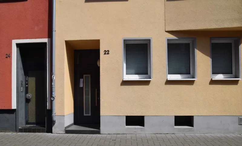 Der Eingang des heutigen Hauses Humboldtstraße 22 in Köln mit dem davorliegenden Stolperstein, 2021.