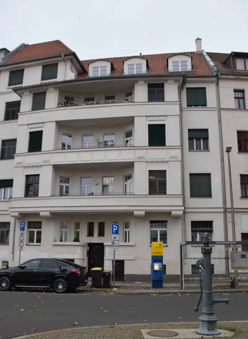 Ein fünfstöckiges Wohnhaus.