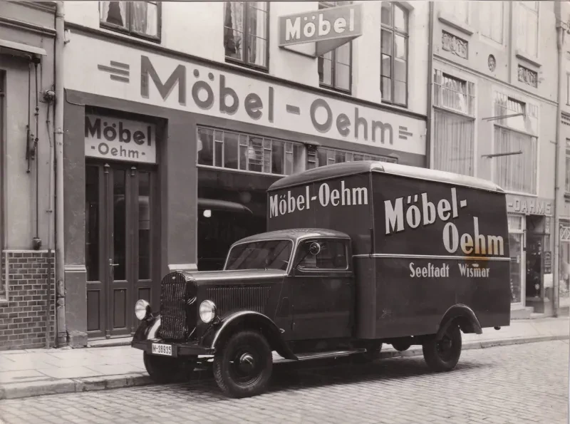 Ein Möbelwagen mit der Aufschrift "Möbel-Oehm Seestadt Wismar" steht vor dem Möbelgeschäft Oehm in Wismar, Hegede 11, 1930er/40er Jahre. (Quelle: UaP)
