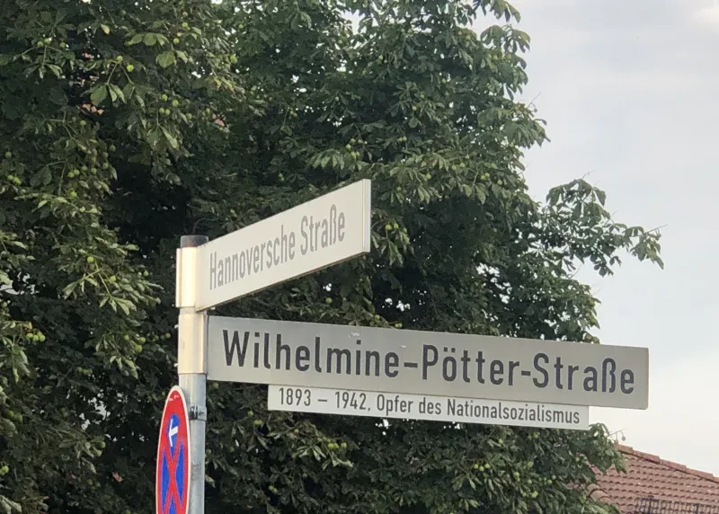Straßenschild Wilhelmine-Pötter-Straße in Niestetal. Unter dem Schild lautet die Beschriftung: "1893-1942, Opfer des Nationalsozialismus.