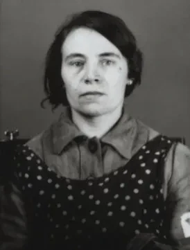 Foto einer Frau in gestreifter Häftlingskleidung