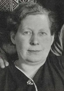 Eine Frau blickt in die Kamera.