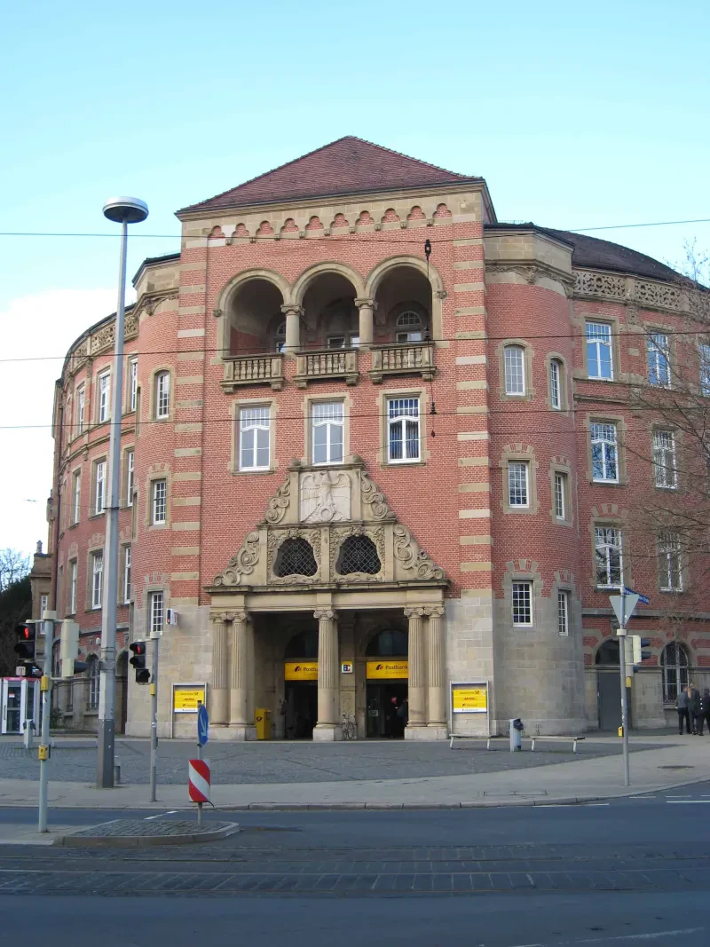 Ein Rundbau an einer Straßenkreuzung.