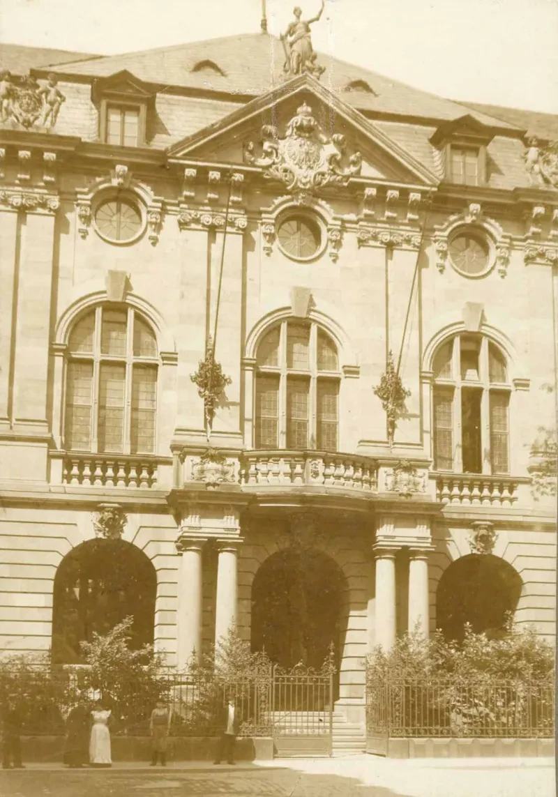 Das Gebäude des Amtsgerichts und Landgerichts in Koblenz, um 1905.