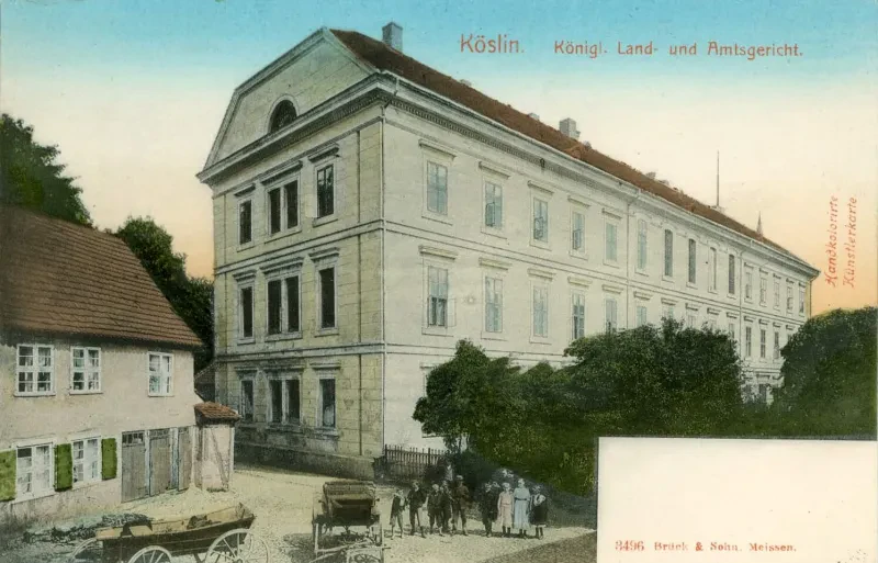 Das Land- und Amtsgericht in Köslin, Postkarte von 1903. Personen und Fuhrwerke vor dem Gebäude.