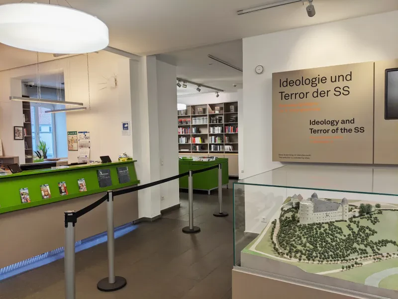 Foyer der Erinnerungs- und Gedenkstätte Wewelsburg.