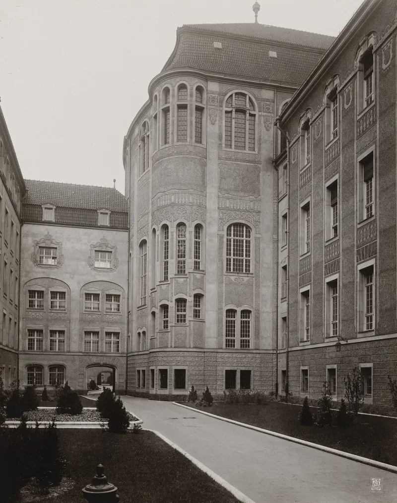 Kriminalgericht und Untersuchungsgefängnis, Berlin-Moabit, Hofansicht 1907.