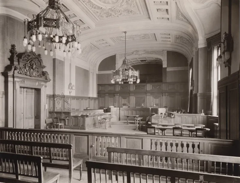 Kriminalgericht Berlin-Moabit, Innenansicht Schwurgerichtssaal im 2. Obergeschoss, 1907.