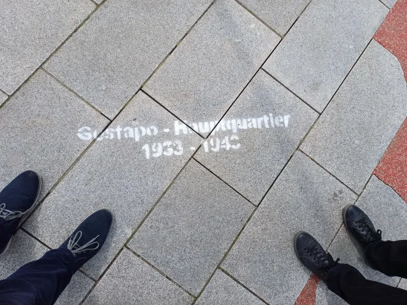 Die Inschrift "Gestapo-Hauptquartier 1933-1943) als Teil des Kunstwerks "Stigma" auf dem Bürgersteig vor dem Stadthaus, 2024.
