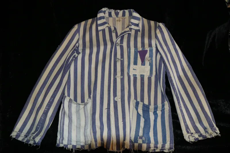 Eine KZ-Jacke mit einem lila Winkel an der Brust.