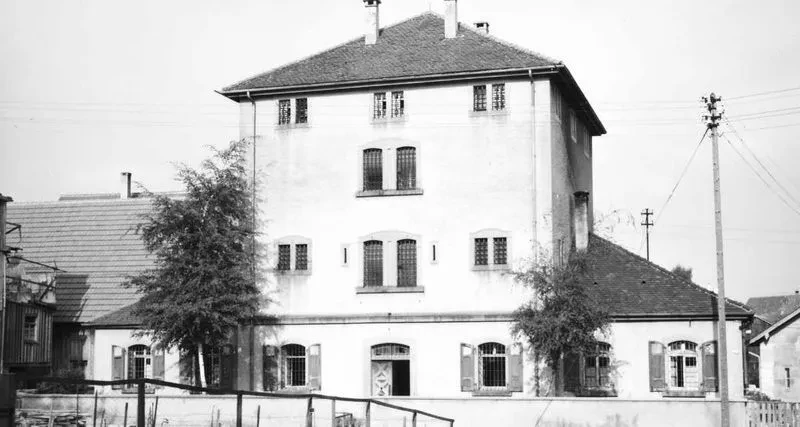 Ein mehrstöckiges Gebäude mit vergitterten Fenstern.