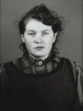Profilfoto einer Frau in gestreifter Häftlingskleidung
