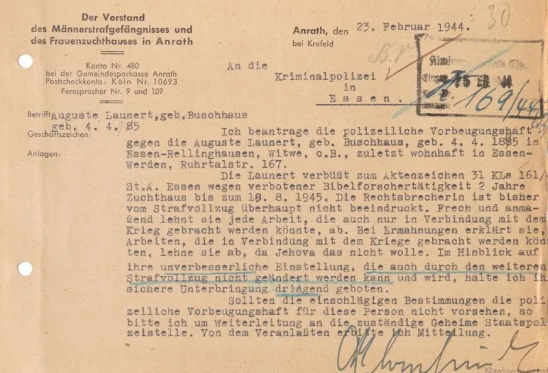 Schreiben mit Schreibmaschine auf bräunlichem Papier.