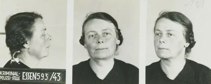 Drei Gestapoaufnahmen, Aguste Launert von vorne und jeweils einmal von der Seite fotografiert. Auf dem ersten Bild ist zu lesen: Kriminalpolizei-Stelle Essen 593/43.