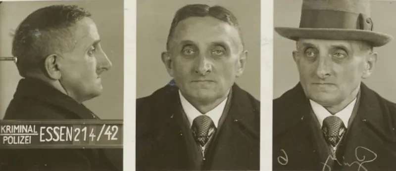 Drei Polizeifotos zeigen einen Häftling im Anzug einmal von der rechten Seite und zweimal von vorn, davon einmal mit Hut.