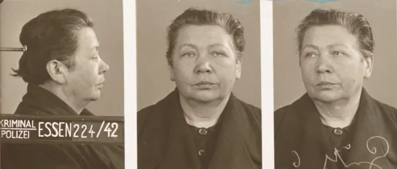Drei Polizeifotos zeigen eine ältere, verhaftete Frau einmal von der rechten Seite und zweimal von vorn, davon einmal direkt in die Kamera blickend.