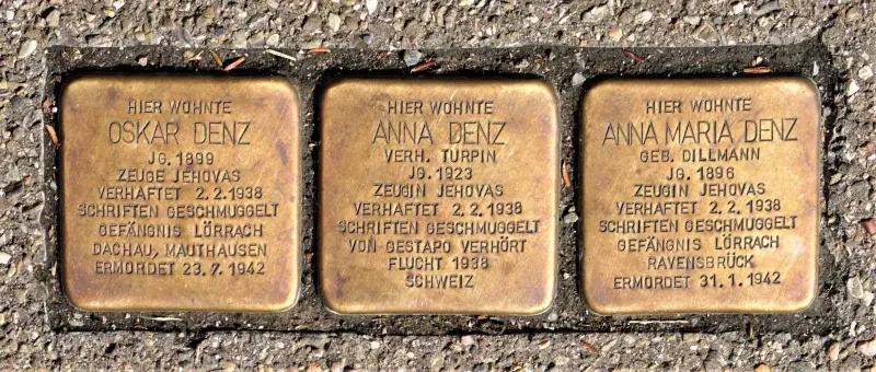Drei Stolpersteine nebeneinander.