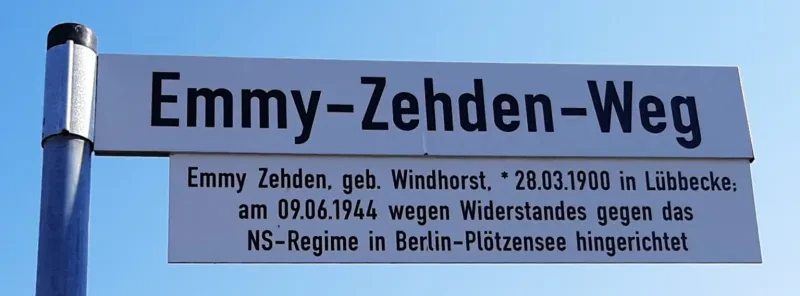 Das Straßenschild „Emmy-Zehden-Weg“ trägt ein Zusatzschild mit der Aufschrift „Emmy Zehden, geborene Windhorst 28.03.1900 in Lübbecke; am 09.06.1944 wegen Widerstandes gegen das NS-Regime in Berlin-Plötzensee hingerichtet“.