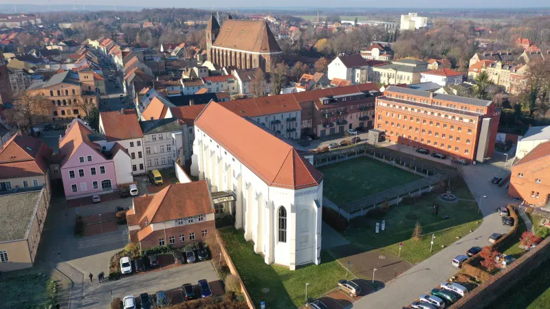 Luftaufnahmen der Klosterkirche Luckau (mitte) mit der ehemaligen Haftanstalt (rechts), heutige Standorte des Niederlausitz-Museums.