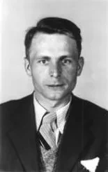 Portraitfoto eines jungen Mannes mit Seitenscheitel in Anzug und Krawatte.