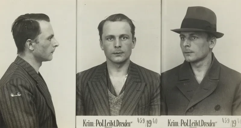 Ein junger Mann mit Seitenscheitel blickt ernst in die Kamera. Die Polizeifotos zeigen ihn zunächst von der rechten Seite, dann von vorn und schließlich mit Hut und Mantel im Halbprofil.