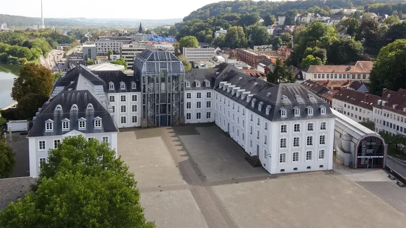 Luftbild, Blick auf das Schloss.