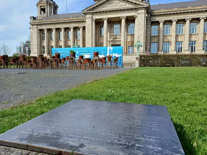1997 geschaffenes Mahnmal vor dem Hanseatischen Oberlandesgericht Hamburg, das an die Opfer der NS-Justiz erinnert: "Eisenstelen mit Pflanzen - einheimische und fremde, heilende und giftige, dornige und mimosenhafte. Sie stehen da für die Hamburger Bevölkerung. In ihrer Vielfalt haben alle den gleichen Anspruch auf Pflege so wie die Menschen den Anspruch auf Gleichheit vor dem Recht"