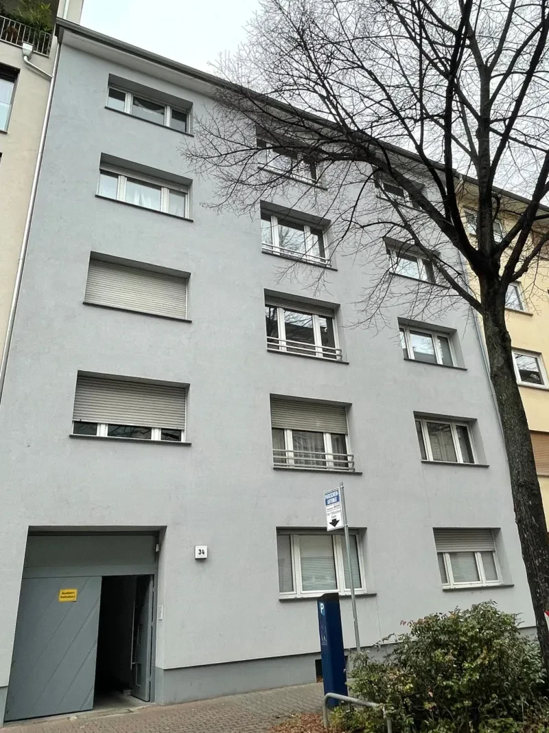 Ein grau angestrichenes Haus mit fünf Stockwerken.