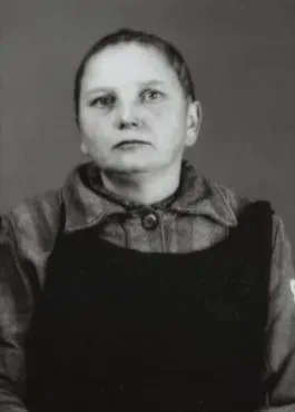 Foto einer Frau in gestreifter Häftlingskleidung