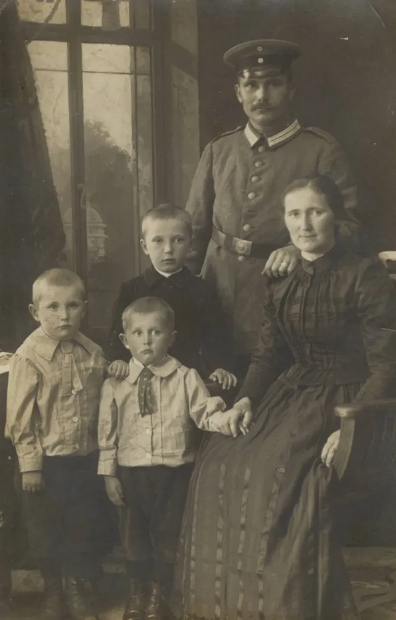 Bild der Familie Marr, um 1916. Wilhelm Maar in Uniform, daneben seine Frau und drei Söhne im Alter bis etwa 9 Jahren.