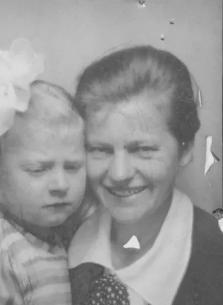 Eine Mutter drückt ihre kleine Tochter an sich.