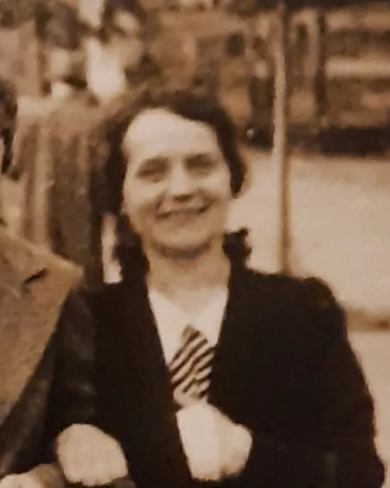 Eine Frau lächelt in die Kamera.