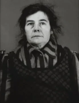 Foto einer Frau in gestreifter Häftlingskleidung