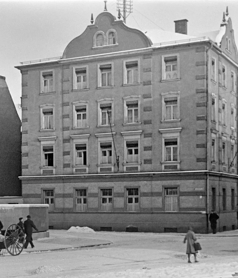 Ein vierstöckiges Wohnhaus im Winter.