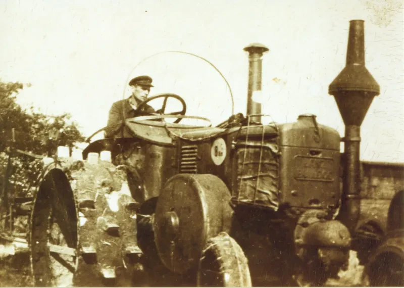 Bernhard Mischke auf einem Traktor, um 1940.
