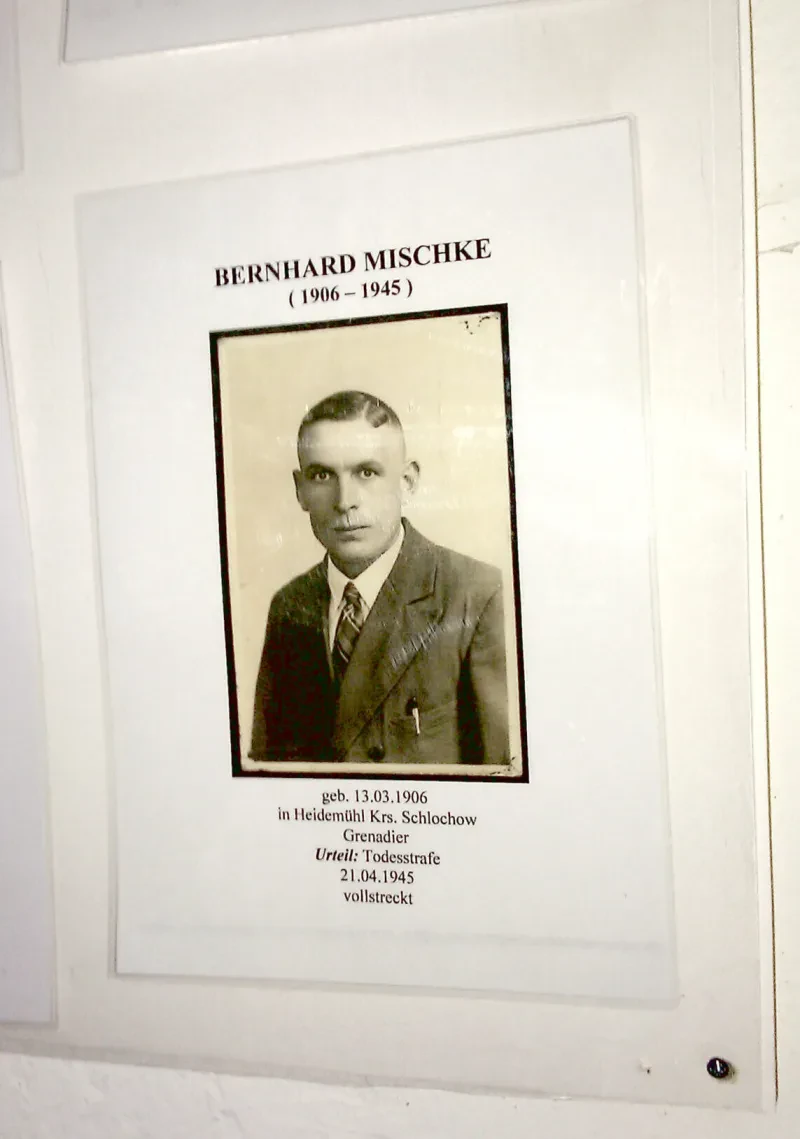 Foto von Bernhard Mischke in der Ausstellung der Stiftung Zentrum für Friedensarbeit im ehemaligen Wehrmachtsgefängnis Anklam, 2009. (Foto: Stefan Neudecker)