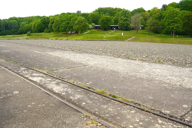 Ein großes, steiniges Areal, welches teilweise betoniert und mit einem Schienenstrag erschlossen ist.
