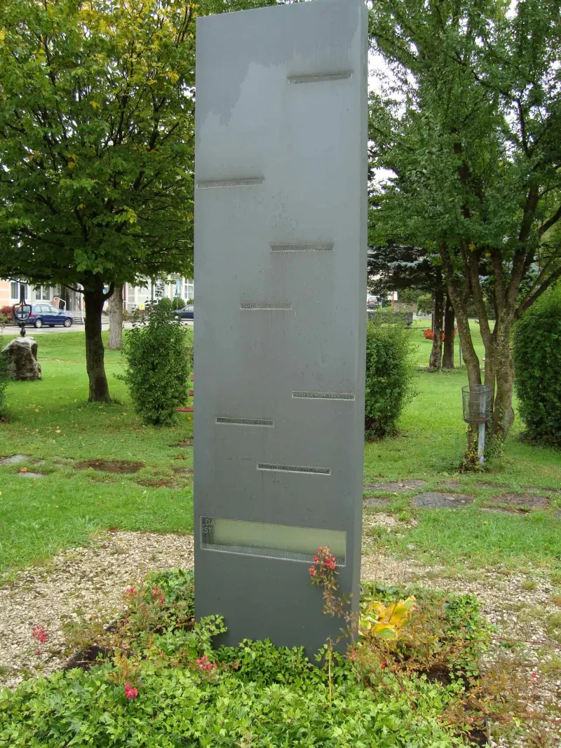 Gedenkstele in einem Park in Molln in Österreich mit Namen von Zeugen Jehovas, die im Nationalsozialismus verfolgt wurden.