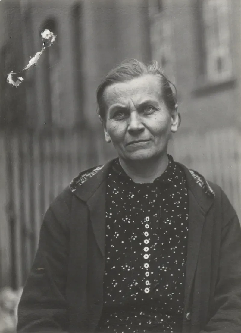 Eine ältere Dame mit Blick nach oben.