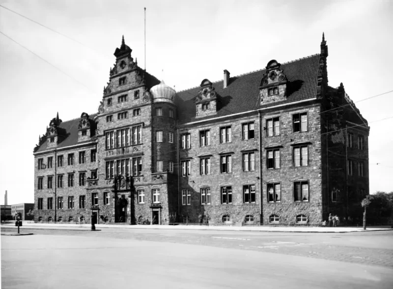 Das Amtsgerichtsgebäude Oberhausen, davor eine leere Straße.