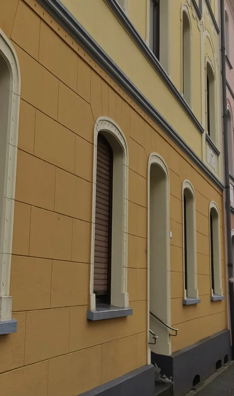 Hauseingang eines gelben Hauses.